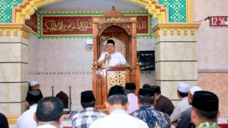 Safari Jumat di Banyuanyara, Bupati Takalar Serahkan Rp10 Juta untuk Masjid dan 100 Mobil Timbunan