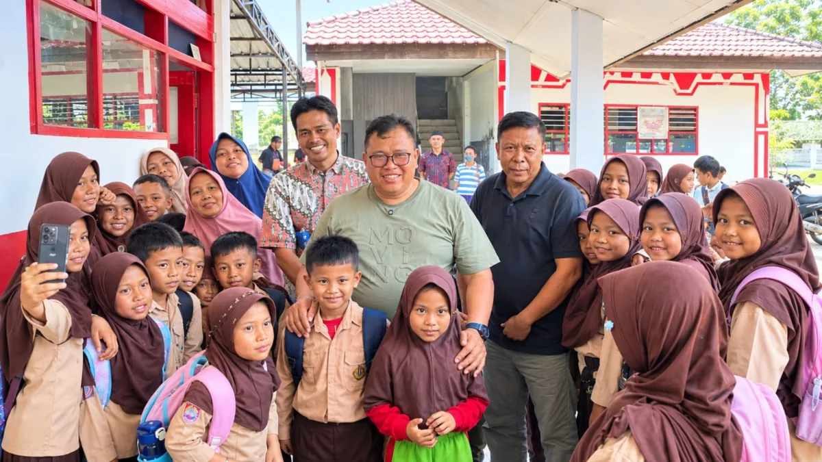 Siswa SDN 166 Bontorita Teriak “Bupatiku!”, Daeng Manye Balas dengan Susu dan Hadiah