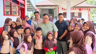 Siswa SDN 166 Bontorita Teriak “Bupatiku!”, Daeng Manye Balas dengan Susu dan Hadiah