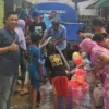 Ketua DPRD Takalar H. Muhammad Rijal dari Fraksi PKB Salurkan Bantuan Air Bersih untuk Warga Bayowa