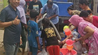 Ketua DPRD Takalar H. Muhammad Rijal dari Fraksi PKB Salurkan Bantuan Air Bersih untuk Warga Bayowa