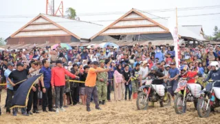 Nama Daeng Manye Menggema di Balap Taksi Gabah Rece Moncongkomba, Warga Antusias Berebut Foto Bersama